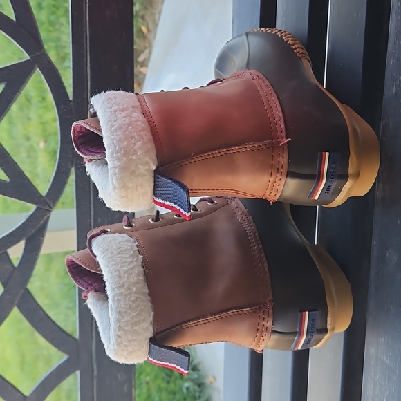 EUC Tommy Hilfiger Russel Duck Boots - Picture 2 of 5